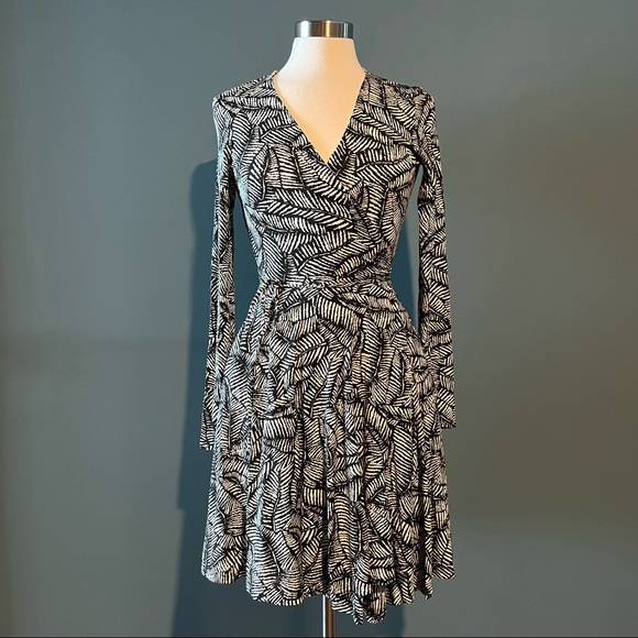 Hourglass Lilly Dresses & Skirts - NWT Hourglass Lilly Wrap Dress - Black/Cream Botanical Print